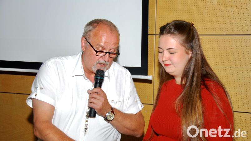 Bürgermeister Anton Peter überreicht der neuen Kulturreferentin Sarah Hirschmann eine Urkunde. Bild: gsp