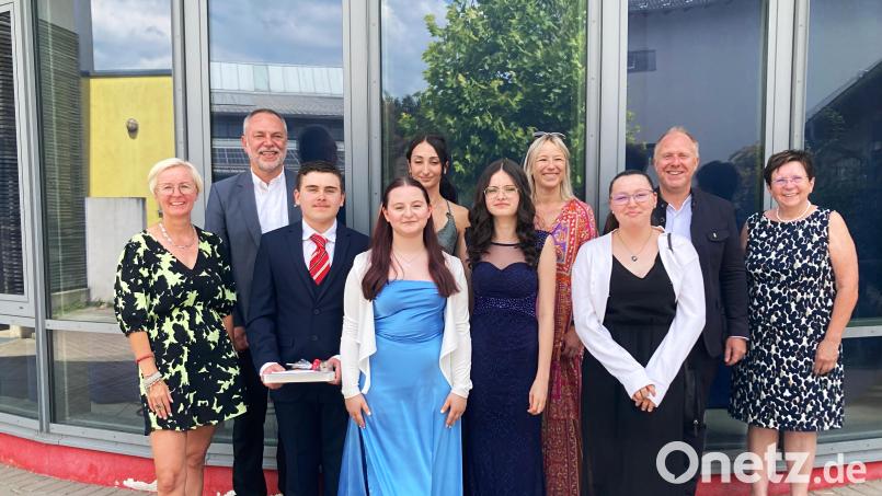 Das sind die Qualibesten in Schnaittenbach: Teodora Vislavski mit 1,8 (hinten Zweite von rechts), Dennis Schaupp mit 2,0 (vorn, Zweiter von links) und Lena Bayerl, Kiara Reber und Svenja-Marie Reiher jeweils mit 2,1 (vorn Mitte bis rechts außen). Bild: tat