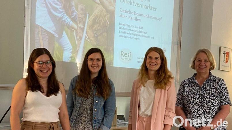 Wie Direktvermarkter ihre Produkte über Social-Media-Kanäle professionell bewerben können, das erlernten sie bei einem Workshop im Landratsamt Amberg-Sulzbach. Bild: Martina Beierl/exb