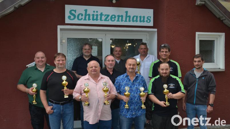 Stolz präsentierten die erfolgreichen Vohenstraußer Schützen ihre Pokale zur Vereinsmeisterschaft. Vorsitzender Robert Diermeier (mittlere Reihe, rechts) und Bürgermeister Andreas Wutzlhofer (hintere Reihe, Mitte) gratulierten dazu. Bild: dob