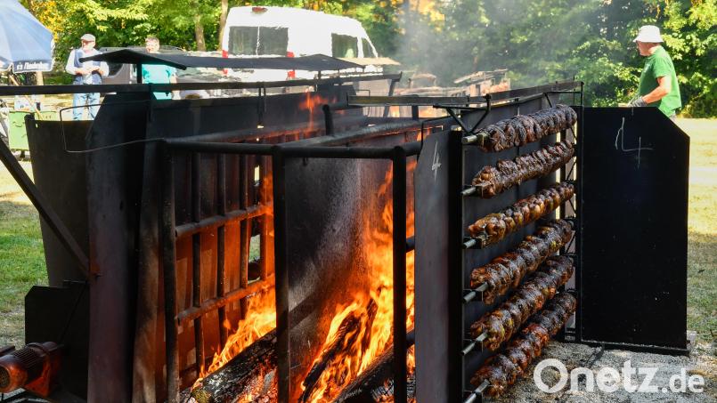Der Grillkonstruktion ist ein Eigenentwurf, der sich seit Jahren bewährt: Die Gockerl sind per schiebbarer Metallplatte von den Flammen getrennt. Durch das Auf- und Zuschieben lässt sich Hitze und Luftzufuhr gezielt steuern. Nach circa 1,5 Stunden sind die Hendln fertig – das Fleisch muss laut Vorschrift 90 Grad erreichen, um etwaige Keime abzutöten. Bild: Petra Hartl