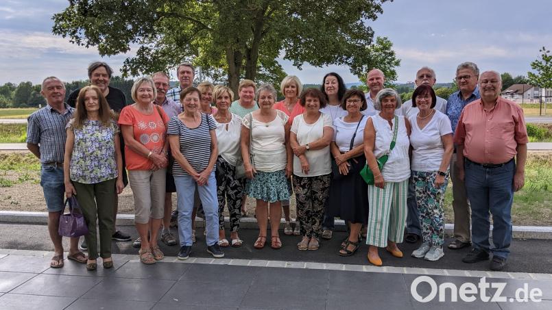 Einen ungezwungenen Nachmittagstreff organisierten Lisa Schröpf (Zweite von rechts) und Anton Sticht (rechts) für ihre ehemaligen Mitschülerinnen und Mitschüler der Jahrgänge 1954 und 1955. Bild: Sticht/exb