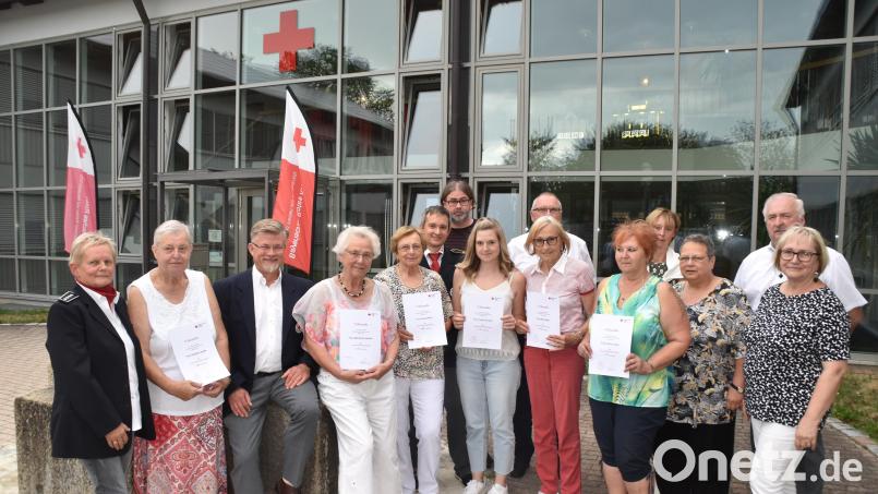 Die langjährigen Mitglieder freuen sich mit Leiterin Edeltraud Sperber (Links) und Ehrenkreisbereitschftsleiter Herbert Putzer (Zweiter von rechts) über eine Ehrung für ihr Engagement. Bild: hcz