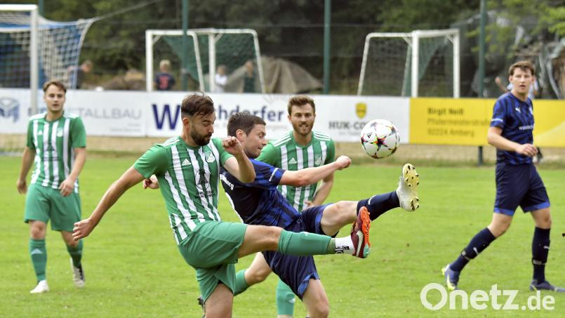 Der Freudenberger Christoph Walter (Dritter von links) versucht den Ball vor dem heranstürzenden Köferinger Spielertrainer Dennis Kramer (Zweiter von links) aus der Gefahrenzone zu bringen. Bild: Hubert Ziegler