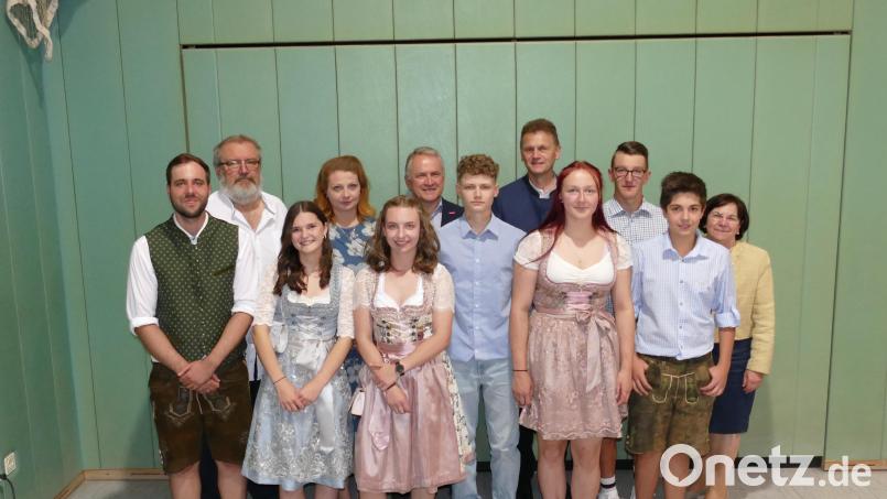 Klasslehrer Jakob Lauerer (links) freut sich mit Rektor Gerhard Steiner (Zweiter von links) über eine Eins vor dem Komma bei sechs Schülerinnen und Schülern. Zu diesem erfolgreichen Abschluss gratulierten auch die zahlreichen Ehrengäste. Bild: bey