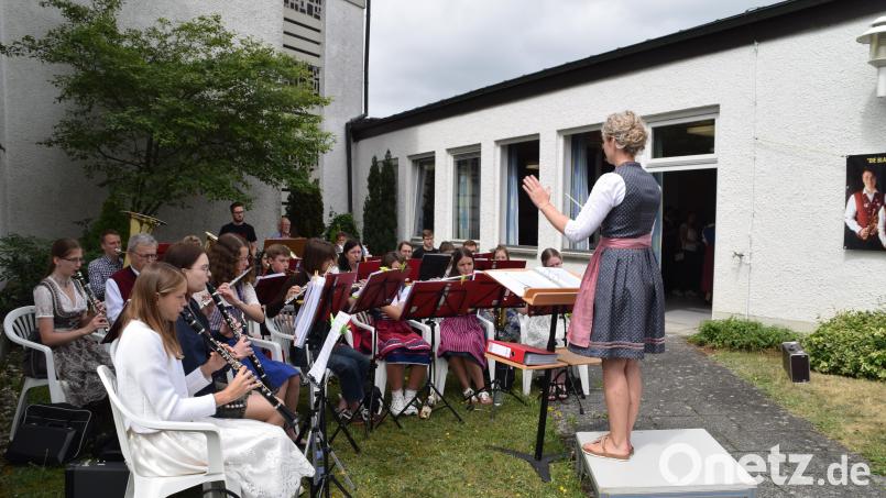 Konzentriert und motiviert spielen die jungen Musiker beim Weißwurstkonzert nach dem Bruderschaftsfest auf und begeistern die zahlreichen Zuhörer. Bild: swo