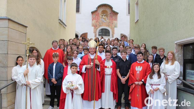 Am Samstag wurden in der Pfarrkirche St. Johannes d. Täufer in Auerbach Jugendliche aus den Pfarreien Auerbach, Gunzendorf und Neuzirkendorf durch Weihbischof Herwig Gössl gefirmt. Bild: Fabian Gottschalk/exb
