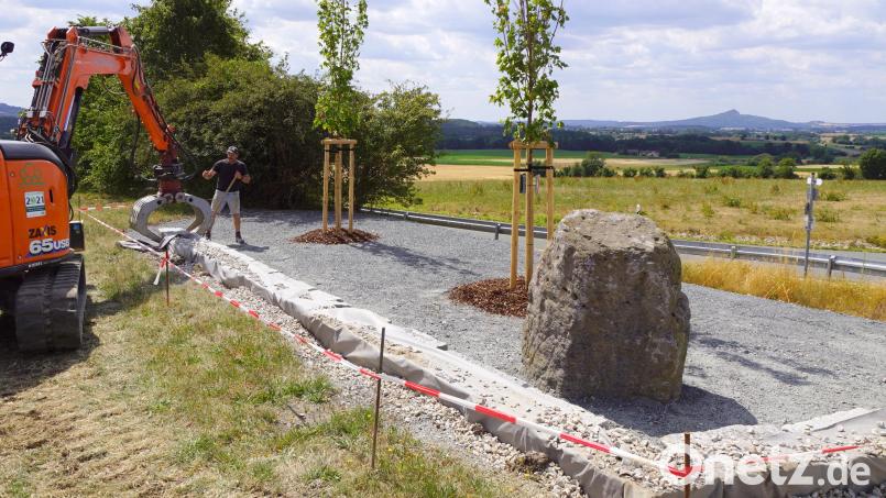 Ein zum Rasten einladendes Plätzchen entsteht zwischen Kulmain und Zinst – noch fehlen aber Tische und Bänke. Die Arbeiten des Gartenbaubetriebs Bierschenk aus Kirchenpingarten neigen sich dem Ende zu. Bild: bkr
