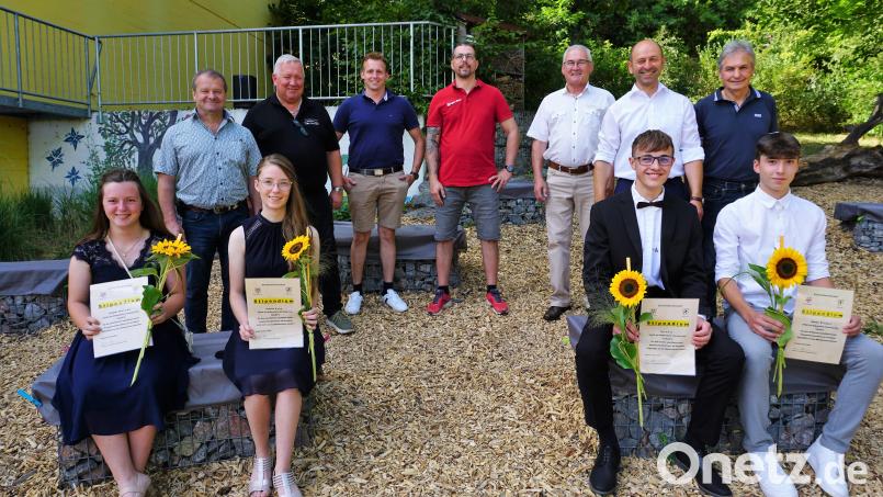 Die Vertreter der Ausbildungsbetriebe und Bürgermeister (hinten) gratulierten Leonie Reindl, Johanna Kopp, Tim Götz und Simon Singer (sitzend von links) Bild: tra