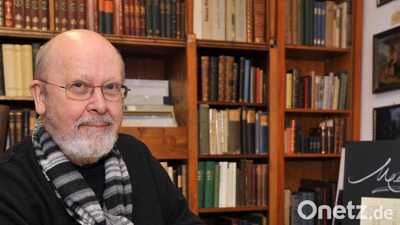 Der bekannte Weidener Buchhändler, Antiquar und Theatermann Hubert Schlegl ist tot. Die Aufnahme entstand anlässlich seines 70. Geburtstags im Jahr 2010. Archivbild: Karin Wilck