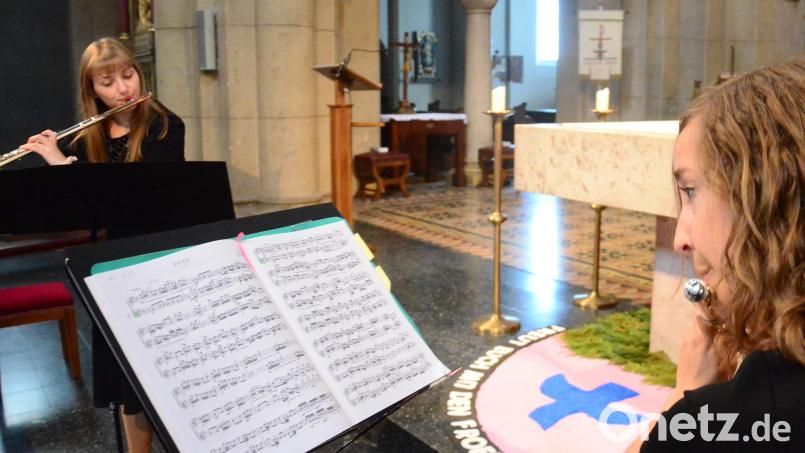 Auf ihren Querflöten tragen Madlen Poguntke (links) und Annemarie Bauer beim Konzert in der Josefskirche Musikstücke vor. Bild: Kunz