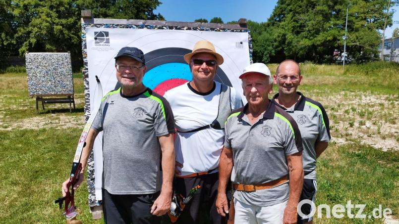 Die Schwarzenfelder Bogenschützen Harry Greifelt, Siegfried Knipl, Günter Baumkirchner und Mario Baumkirchner überzeugten bei der OSB-Landesmeisterschaft. Bild: Thomas Hunzinger