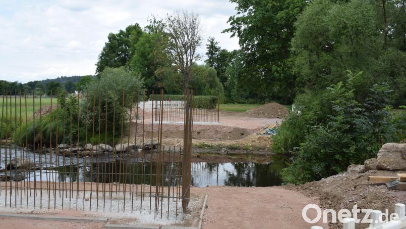 Der Holzsteg über die Pfreimd wurde bereits abgebrochen. Jetzt werden die Fundamente für den Ersatzbau erstellt. Bild: bnr