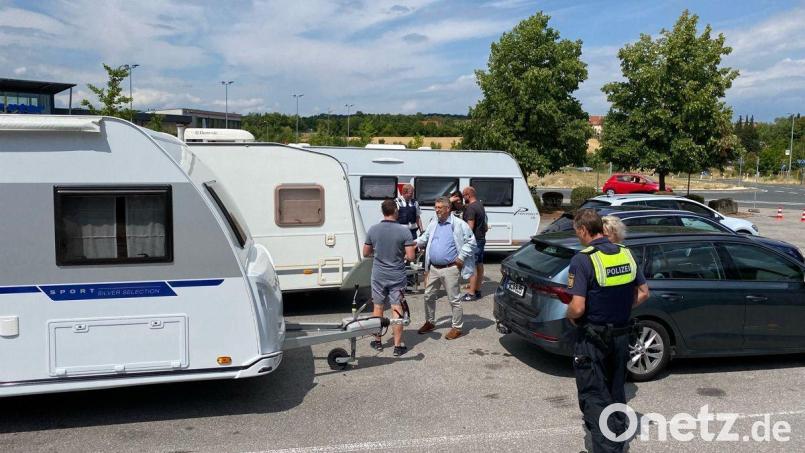 Auf dem Zollabfertigungsplatz an der Welserstraße war viel los. Grund war eine neue Aktion der Verkehrspolizei Amberg. Bild: Verkehrspolizeiinspektion Amberg/exb