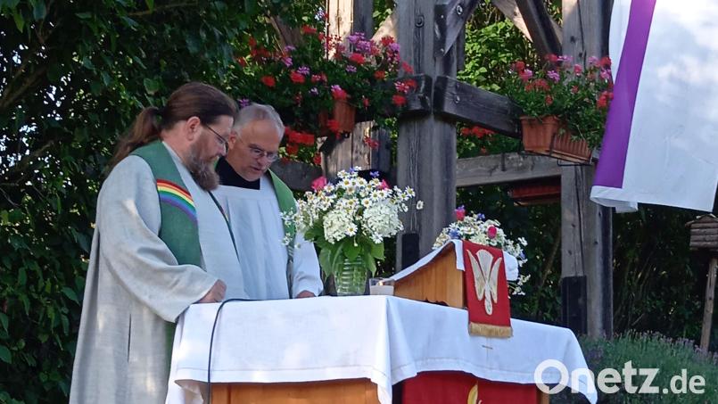 Beim Glockenturmfest standen Diakon Bernd Deyerl aus Eschenfelden (links) und sein katholischer Amtsbruder Pfarrer Roland Klein aus Neukirchen gemeinsam am festlich geschmückten Altar. Bild: Glockenturmgemeinschaft Mittelreinbach-Gaisheim/exb