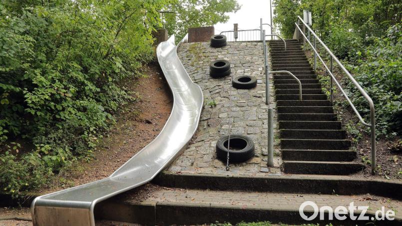 Der Spielplatz am Ende der Friedlandstraße auf der Raigeringer Höhe ist relativ groß, weitläufig und schwer einsehbar. Auch hier treffen sich oft Jugendliche und junge Erwachsene. Allerdings nicht zum Rutschen. Bild: Wolfgang Steinbacher