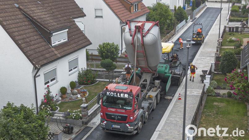Die abschließenden Asphaltierungsarbeiten in der Gartenstraße wurden in der zurückliegenden Woche vorgenommen. Bild: Wolfgang Erhart/exb