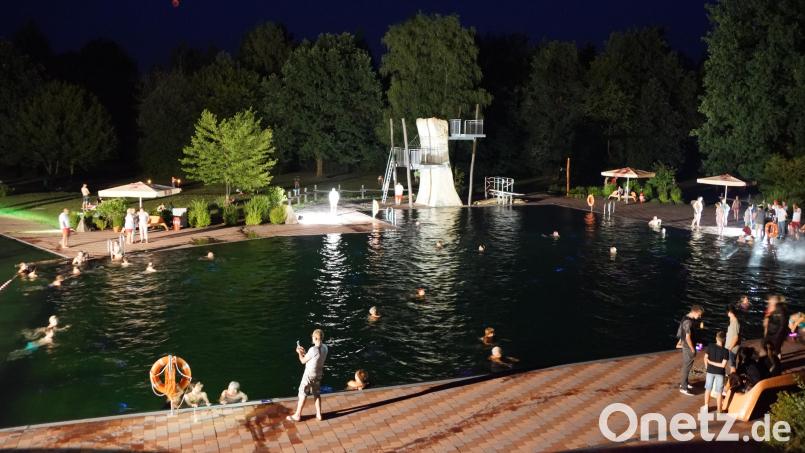 Ein besonderes Ambiente wartet beim Vollmondschwimmen auf die Besucher wie in den vergangenen Jahren. Für die Sicherheit ist rundherum gesorgt, ebenso für das leibliche Wohl. Archivbild: bkr