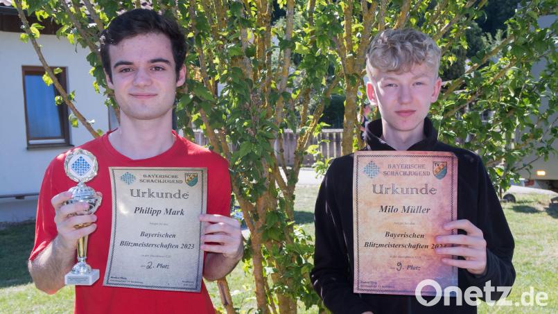 Philipp Mark (rechts) und Milo Müller (links) landeten bei den bayerischen Jugendmeisterschaften im Blitzschach in den Top Ten. Bild: mak