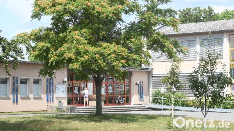 Ab 2025 werden auf dem Gelände der Albert-Schweitzer-Schule in Weiden Container stehen. Sie sind nötig, um den Platz für die Ganztagsbetreuung zu schaffen, auf die Grundschüler-Eltern ab 2026 gesetzlich Anspruch haben. Bild: Gabi Schönberger