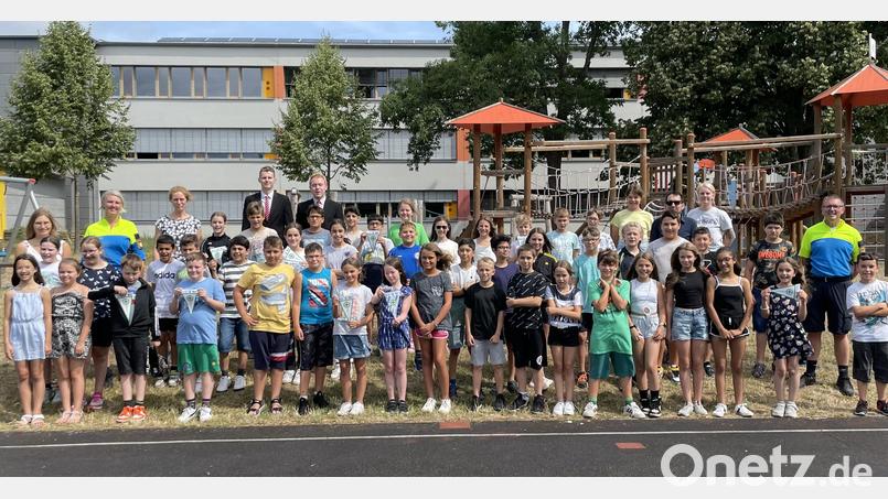Nach der bestandenen Radfahrprüfung war die Freude bei den Mädchen und Buben aus der Barbara-Grundschule in Amberg groß. Bild: Elke Schmidt/exb