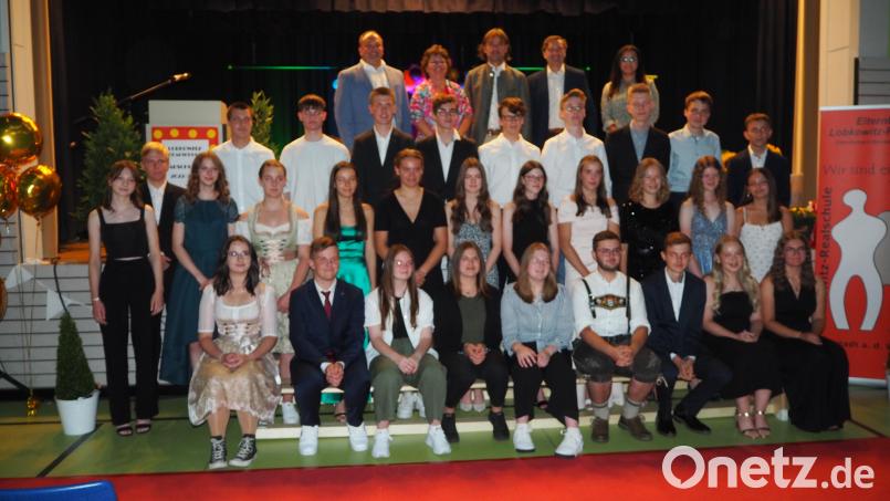 30 Schülerinnen und Schüler der Lobkowitz-Realschule schafften ihren Abschluss mit einer Eins vor dem Komma. Bild: krb