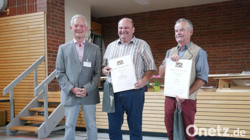 Josef Hofbauer (links) zeichnete Bernhard Richter (Mitte), den Chef der Amberger Stadtgärtnerei aus. Zu den Geehrten gehörte auch Leo Graml aus Obertraubling (rechts). Bild: Amt für Ernährung, Landwirtschaft und Forsten Fürth-Uffenheim/exb