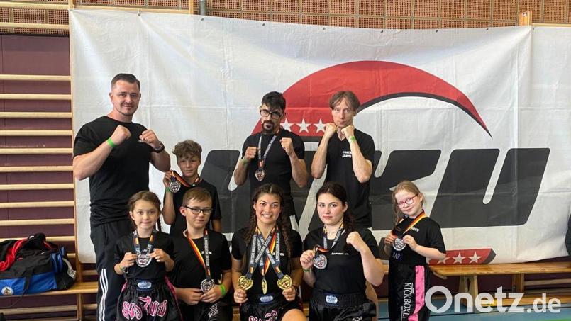Foto von links vorne:
Die erfolgreiche Amberger Kickbox-Mannschaft: (von links) Mila Wurster, Max Fizia, Jenny Wurster, Samantha Birrong und Josephine Fizia; (hinten von links): Coach Erich Aul, Rasmus von der Recke, Denny Franz, Coach Albin Kosiorek. Bild: exb