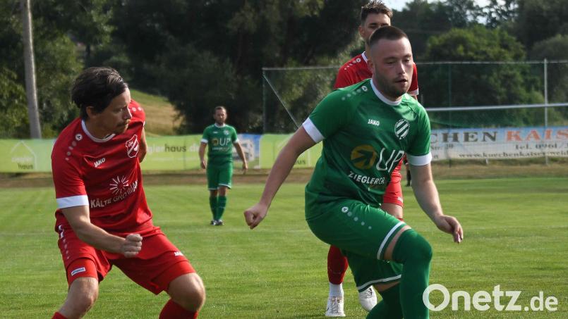 Neuzugang Niklas Aha (rechts) soll der offensive Dreh- und Angelpunkt des SV Kohlberg werden. In dieser Szene behauptet er den Ball gegen Thomas Drephal von der DJK Irchenrieth. Bild: otr