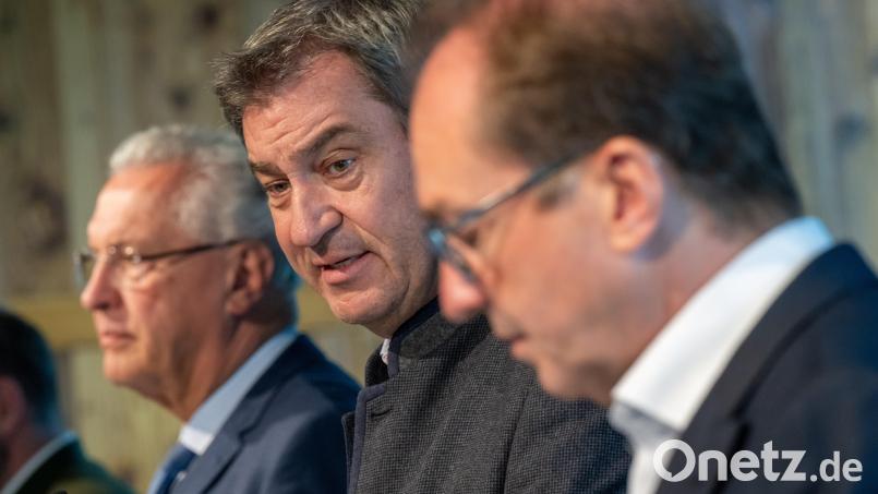 Joachim Herrmann, (CSU, von links) Markus Söder und Alexander Dobrindt bei der Pressekonferenz nach der Sitzung des CSU-Vorstands am Montag. Bild: Peter Kneffel/dpa
