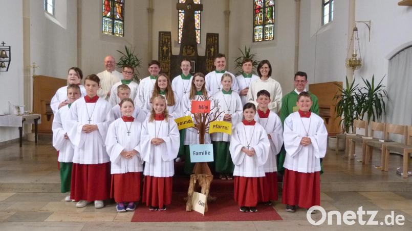 Acht neue Ministranten werden in die Schar der Ministranten aufgenommen, einer verabschiedet. Bild: hok
