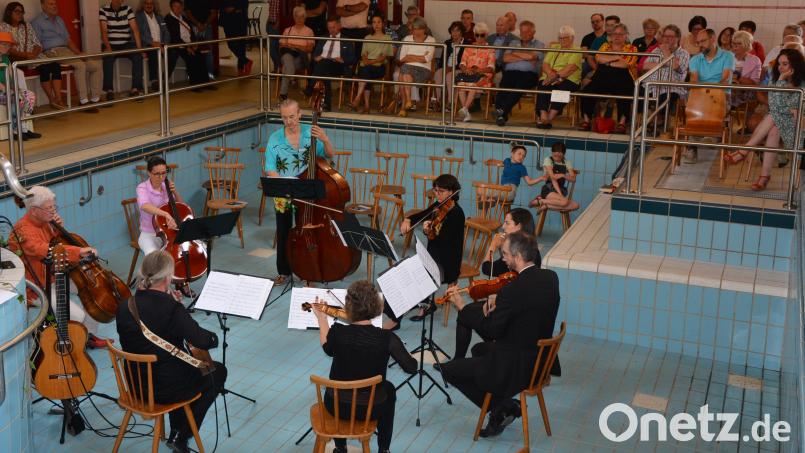 &quot;Die Weidener Klangvagabunden&quot; spielten im Becken passenderweise die Sibyllenbad-Fanfare. Bild: jr