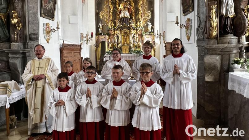 In die Schar der Ministranten wurden neue aufgenommen (vordere Reihe) und zugleich altgediente verabschiedet (hinten, von rechts) Lukas Zintl, Jerimias Wagner, Melanie Schlaffer und Julia Stingl. Pfarrer Heribert Stretz dankte ihnen. Bild: Leonhard Zintl/exb