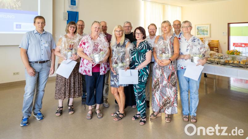 40 Jahre lang stehen diese Mitarbeiter bereits im Dienst des Krankenhauses in Schwandorf. Bild: Michael Vogl/exb