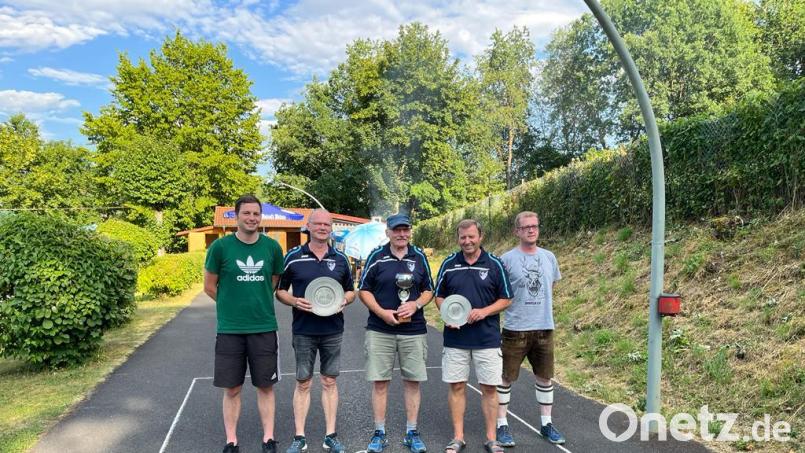 Die Eisstockschützen ermitteln ihren Vereinsmeister (von links): Abteilungsleiter Christoph Walter, Herbert Schlegl, der Sieger Walter Bauer, Richard Straller und SV-Vorsitzender Andreas Koch. Bild: koa