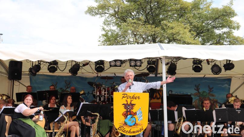 Die 25 Musikerinnen und Musiker der „Pirker Blechmusi“ sorgten beim 40. Plößberger Bürgerfest für Stimmung. Bürgermeister Lothar Müller freute sich über viele Gäste. Bild: flt