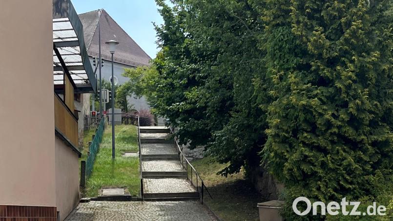 Steil führt der Postberg in Schlicht von der Vilstalstraße in Richtung Kirche und Kindergarten. Damit dieser Aufgang auch mit Kinderwagen oder Fahrrad nutzbar ist, wird eine Umgestaltung der Treppenanlage ins Auge gefasst. Bild: e