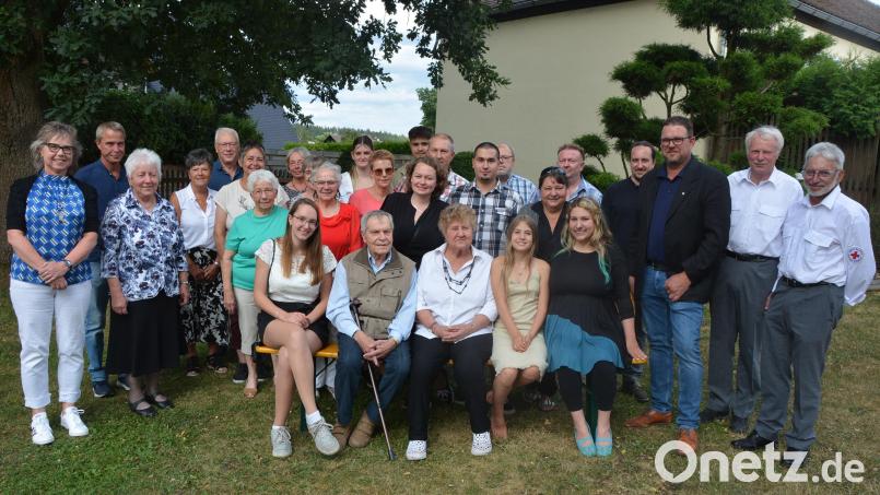 Christa Judas (sitzend, Mitte, neben Ehemann Siegfried) feierte im Kreis der Familie ihren 80. Geburtstag. Weitere Glückwünsche kamen auch von Bruno Kraus und Hugo Hofmann vom BRK Konnersreuth (von rechts), Bürgermeister Stephan Schübel (Dritter von rechts) sowie von Pfarrgemeinderatssprecherin Jutta Braun (links). Bild: jr