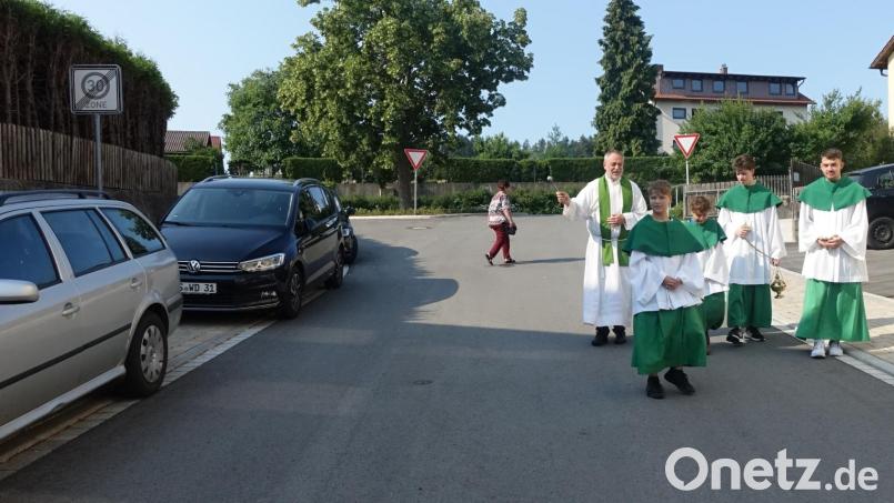 Pünktlich zu Beginn der Urlaubszeit spendet Pfarrer Josef Irlbacher den rund um die Kirchen geparkten Fahrzeuge aller Art in St Margareta Kemnath und St. Vitus Schnaittenbach den kirchlichen Segen. Bild: ads