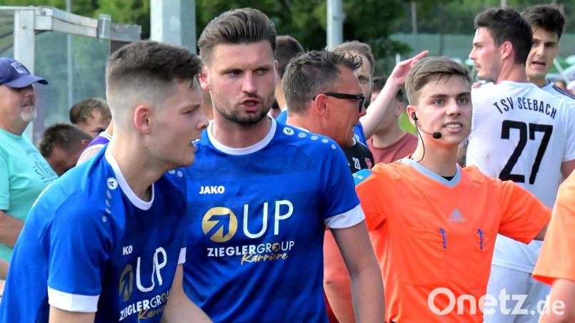 Anstatt einen Einwurf schnell auszuführen, kam es in der Schlussminute zu Tumulten vor der Bank des TSV Seebach. Mittendrin: Simon Kasper (links), der die Rote Karte sah und von Josef Rodler beruhigt wurde. Bild: Werner Franken