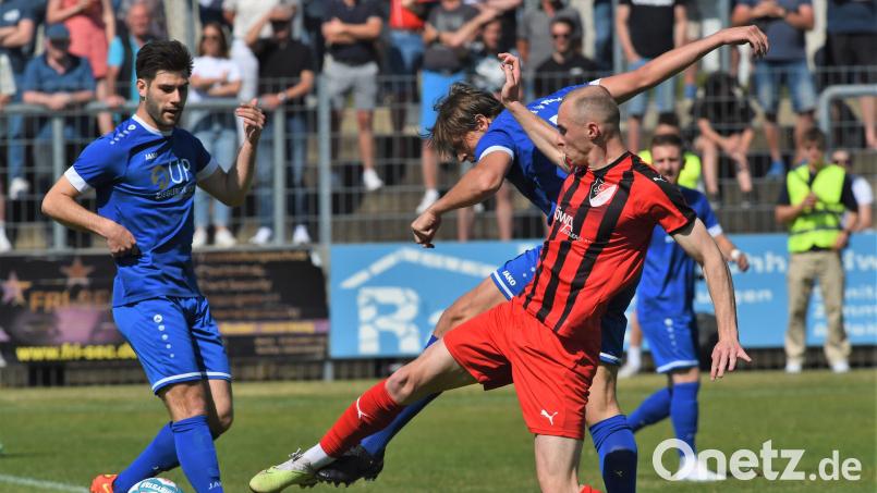 Rund sieben Wochen ist es her, dass die SpVgg SV Weiden (blaue Trikots) gegen den SV Schwandorf-Ettmannsdorf in der Bayernliga-Relegation den Kürzeren zog. Beide Mannschaft messen am 2. Spieltag der neuen Landesligasaison erneut die Kräfte. Bild: G. Büttner