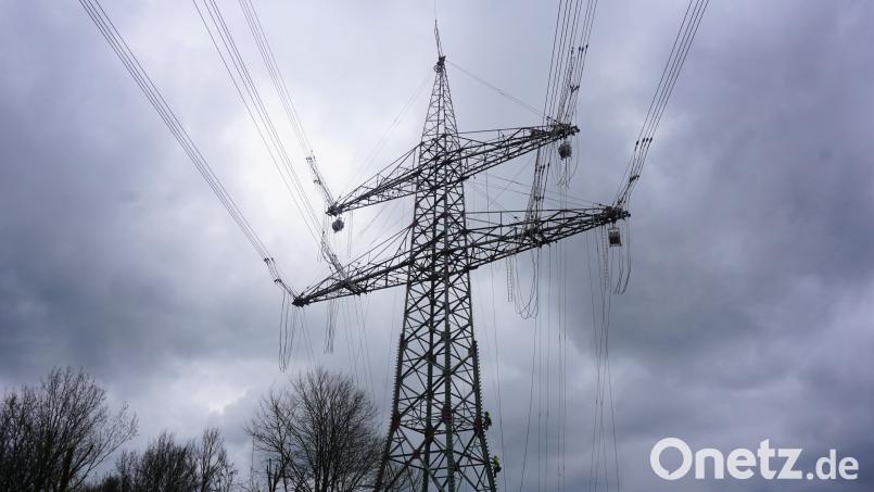 Bei Luhe-Wildenau sind der neue Ostbayernring und seine Strommasten schon deutlich sichtbar. In Oberfranken ist nun ein weiterer Abschnitt genehmigt worden. Archivbild: jut