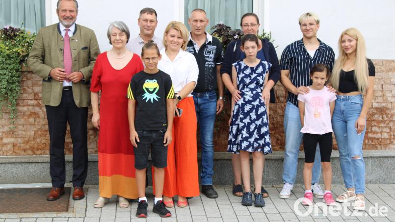 Zahlreiche Gratulanten überbringe Gesine Jähnert (Zweite von links) die besten Wünsche zu ihrem 80. Geburtstag. Bild: ral