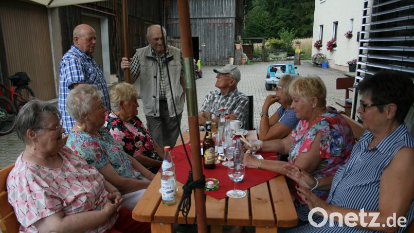 Gute Laune herrschte bei den Senioren in luftiger Atmosphäre im Garten der Harlachmühle. Bild: roh