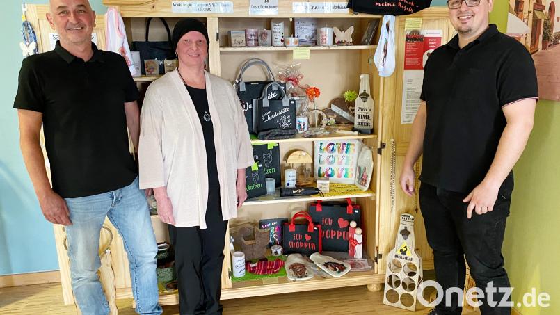 Monika Pregler (Mitte) freut sich mit Holger Baier (links) und Alexander Vetter (rechts) vom Krankenhaus Kemnath, dass dort jetzt ein Ableger des „Dekohäusls“ einen Platz gefunden hat. Bild: Michael Reindl/Kliniken Nordoberpfalz/exb