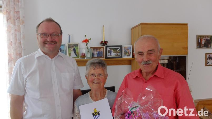 Dem Ehepaar Anna und Justin Zeinz gratulierte Bürgermeister Uwe König (links) zu ihrem Jubiläum. Bild: jud