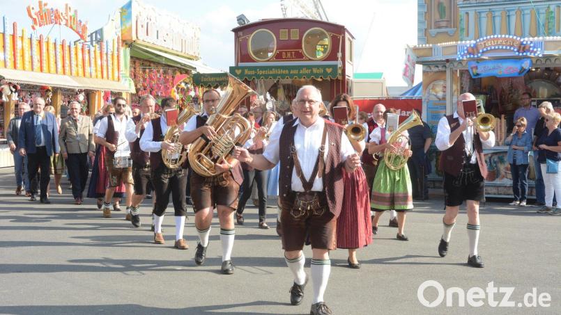 Den Festzug zum Volksfest (hier 2018) führt stets die Stadtkapelle an. Künftig sollen die Musiker und alle anderen Teilnehmer wieder länger marschieren. Archivbild: Gabi Schönberger