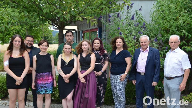 Carina Czech (links), Xenia Baisi, Ruben Chavez und Melinda Weber (Vierte bis Sechste von links) sind die Absolventen des Sönderpädagogischen Förderzentrums. Ihnen gratulierten (von links) Bürgermeister Thomas Kaufmann, Klassenleiterin Sabine Hofmann, Fachlehrerin Melanie Iadonisi, Rektorin Franziska Schubert, Stellvertretender Landrat Günter Kopp und Alfred Schuster vom Förderkreis. Bild: ak