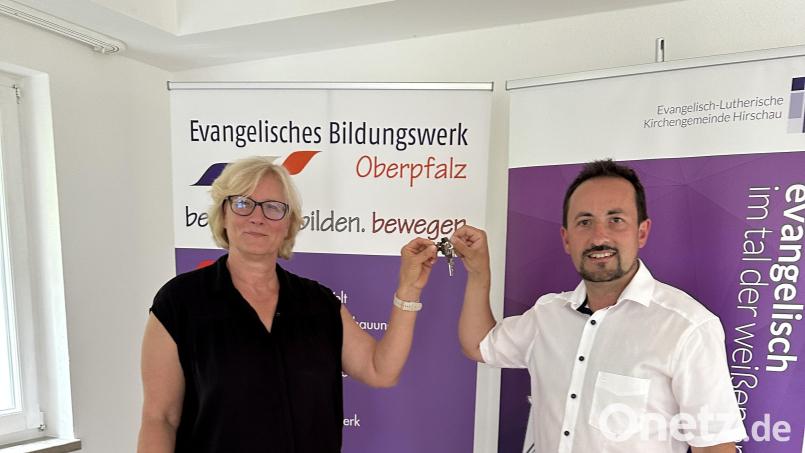 Schlüsselübergabe: Pfarrer Stefan Fischer heißt Bettina Hahn, Geschäftsführerin des Bildungswerkes Oberpfalz, in Hirschau willkommen. Bild: wku