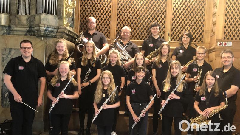 Erstmals gestalten die Nachwuchsmusiker der Blaskapelle St. Ägidius Schmidmühlen unter der musikalischen Leitung von Christian Bäuml (links) einen Gottesdienst in der Pfarrkirche St. Ägidius. Für ihre Leistung bekommen die Jugendlichen und ihre Unterstützer viel Beifall. Bild: bö